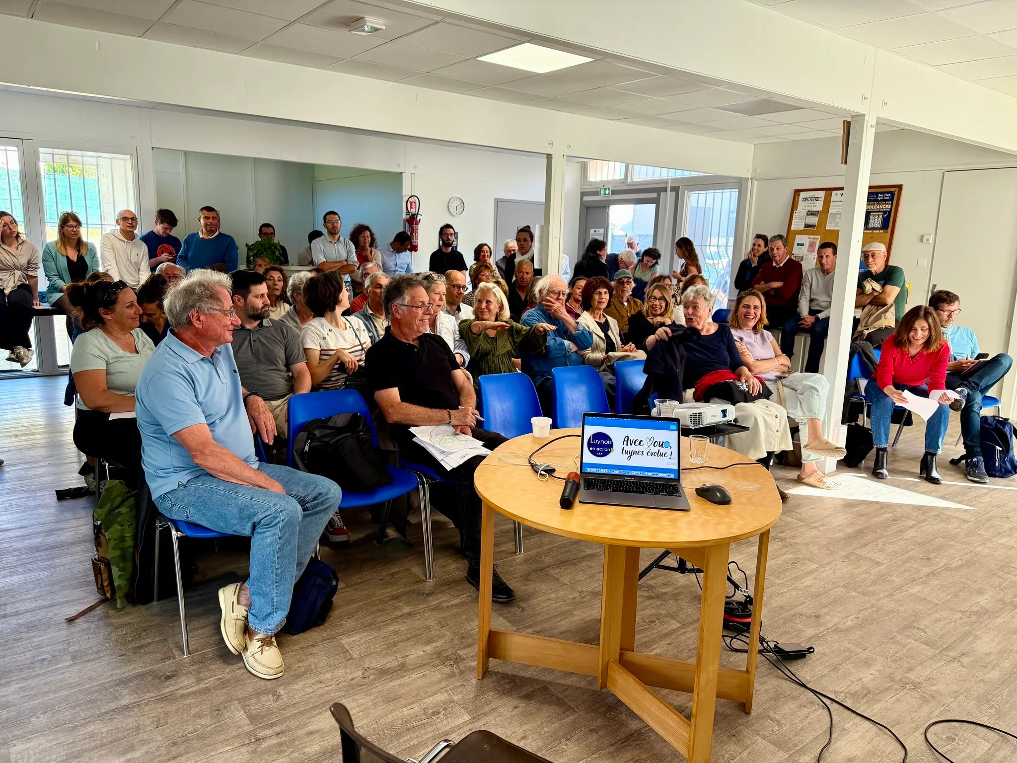 Adhérents du CIQ Luynes en action réunis en salle